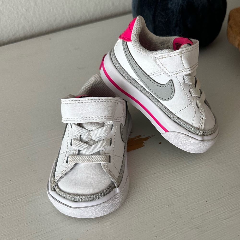 Nike All stars baby girl. Size 2. pink and white